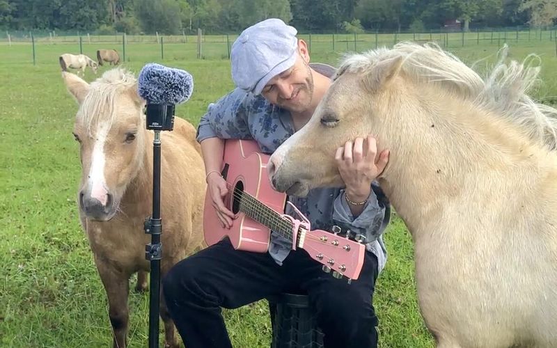 Il chante pour les animaux: "A travers la musique, je veux leur envoyer de l'amour"