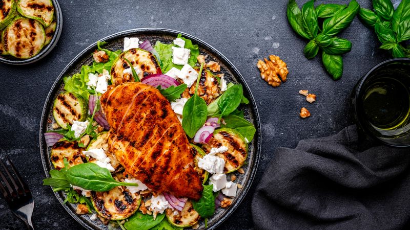 Salade de courgettes grillées, mozzarella et poulet