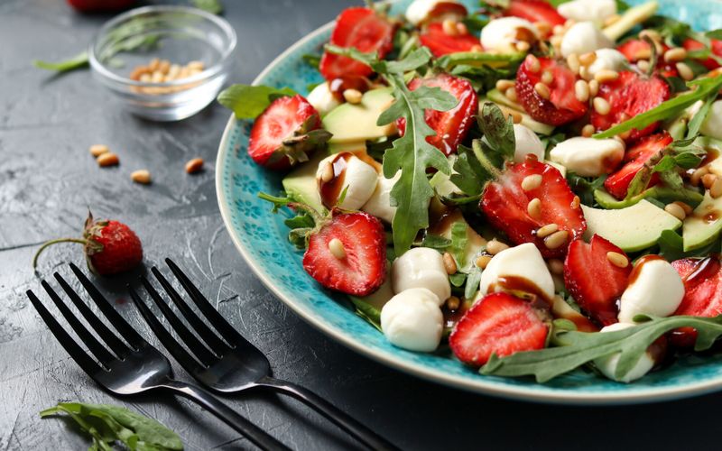 Salade de fraises, tomates cerises et roquette