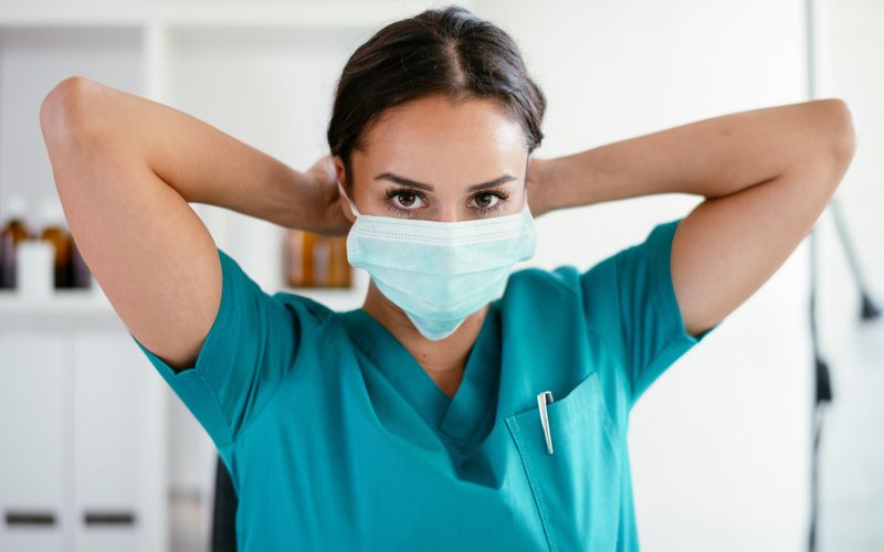 Soignants non-vaccinés: faut-il les réintégrer?