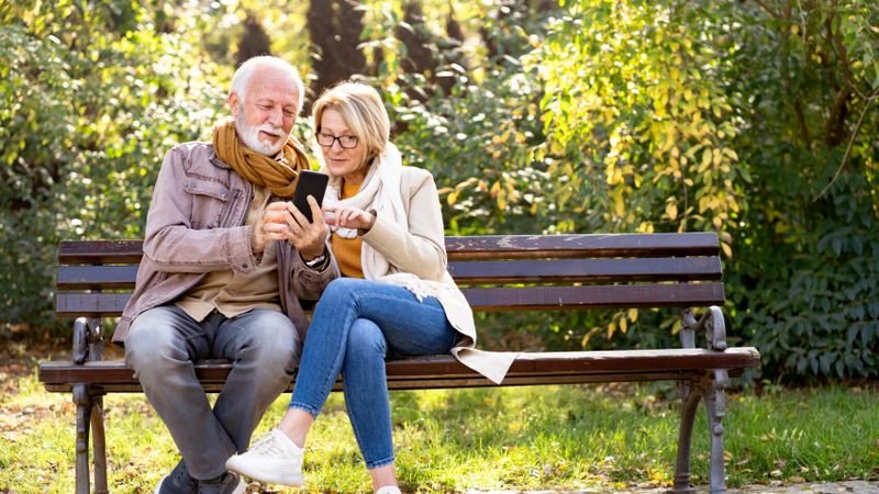 Un couple de senior regardant un portable
